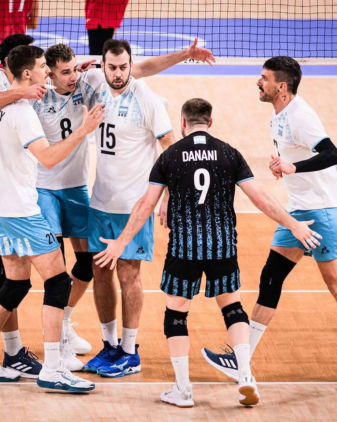 包含开云体育:上海海港队引援策略分析：内外援结合，打造冠军阵容的词条